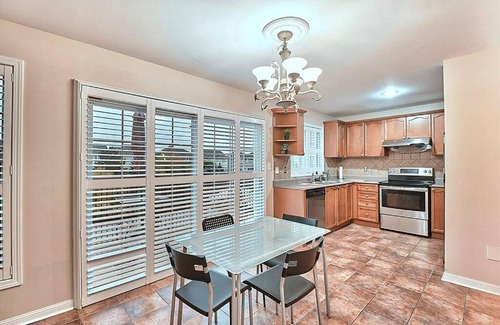 Brampton House | Bright Ravine 4B Brampton Greater Toronto house