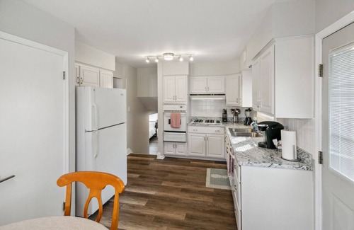Russell House | Bright & Roomy 5BR – Family-Ready Near Naval Base!