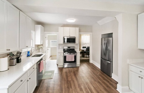 Russell House | Bright & Roomy 5BR – Family-Ready Near Naval Base!