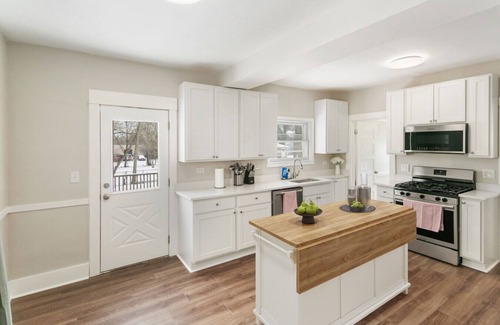 Russell House | Bright & Roomy 5BR – Family-Ready Near Naval Base!