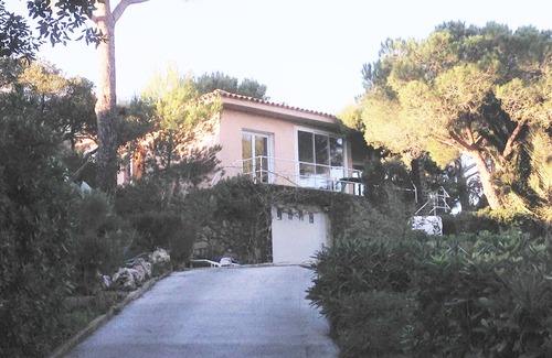 Ramatuelle Villa | bright secure villa at the top of a beautiful garden, beautiful sea view, close to the beach