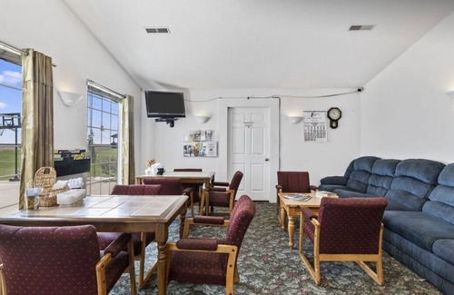 Renault Apartment | Bright Single King Suite in the Heart of Red Bud!