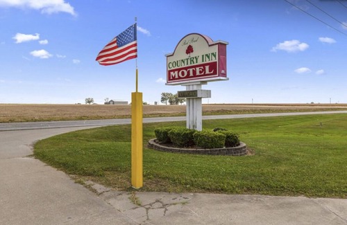 Renault Apartment | Bright Single King Suite in the Heart of Red Bud!