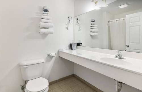 Red Bud Apartment | Bright Single King Suite in the Heart of Red Bud!