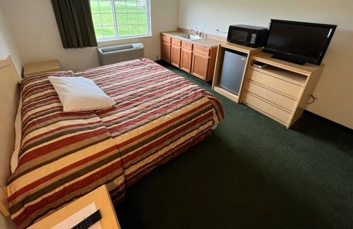 Red Bud Apartment | Bright Single King Suite in the Heart of Red Bud!