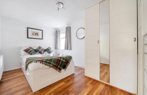 Guildford Apartment | Bright spacious 1Bed wparking Pass the Keys