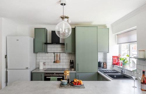 Guildford Apartment | Bright spacious 1Bed wparking Pass the Keys
