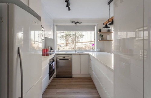 Romaine House | Bright & Spacious 2-Story Retreat