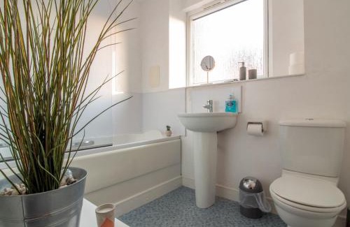 Muirhouse Apartment | Bright & Spacious 4BD Suburban Home