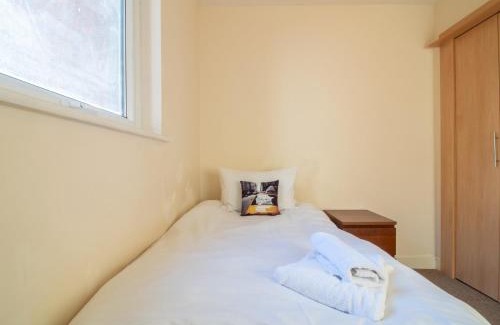 Muirhouse Apartment | Bright & Spacious 4BD Suburban Home