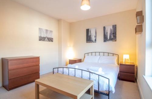 Muirhouse Apartment | Bright & Spacious 4BD Suburban Home