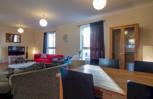 Muirhouse Apartment | Bright & Spacious 4BD Suburban Home