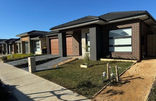 Clyde North House | Bright & Spacious 4BR Getaway