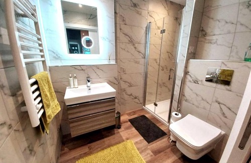 Windsor Apartment | Bright, spacious and modern, garden flat in Central Windsor, private entrance, free parking, EV point, garden view, close to Legoland, Windsor Great Park, Ascot, Heathrow