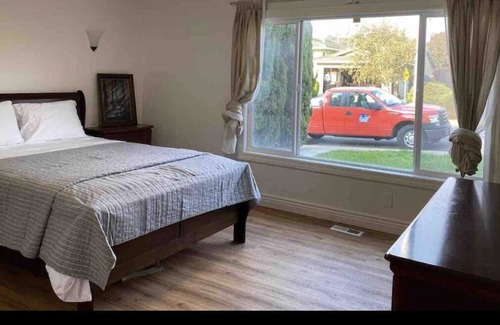 San Pablo House | Bright Spacious Home with Huge Backyard ParK