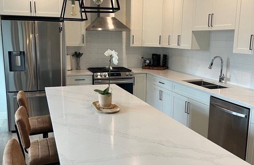 Promontory House | Bright & Spacious Modern Retreat, 12 minute drive to Cultus lake!