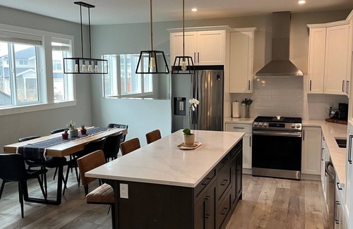 Promontory House | Bright & Spacious Modern Retreat, 12 minute drive to Cultus lake!