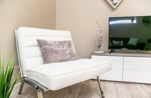 Jasper Place Apartment | Bright Spacious Suite - King Bed - Long Stays -WiFi