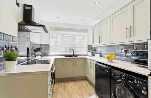 Arnold House | Bright & Spacious with Garden & Parking