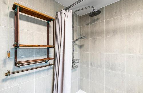 St. Dunstan's Apartment | Bright Stepney Green Nest