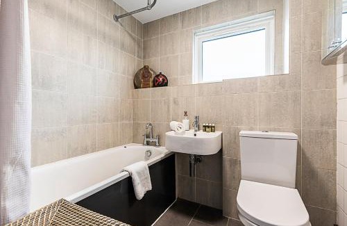 St. Dunstan's Apartment | Bright Stepney Green Nest