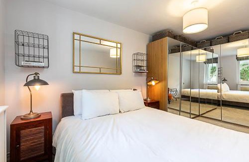 St. Dunstan's Apartment | Bright Stepney Green Nest