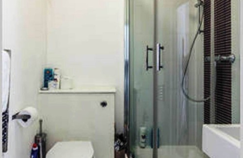 Camden Town Apartment | Bright Studio in Camden next to Mornington Crescent Underground Sation