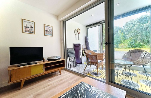 Le Pouliguen Apartment | Bright Studio near Beach and Forest with Parking, Le Pouliguen - Sleeps 4
