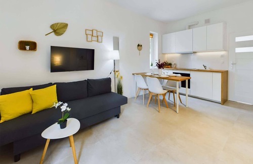 Wlochy Apartment | Bright Studios | Garden | Near Airport | Warsaw