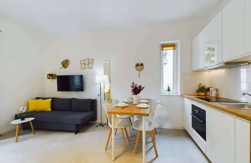 Wlochy Apartment | Bright Studios | Garden | Near Airport | Warsaw