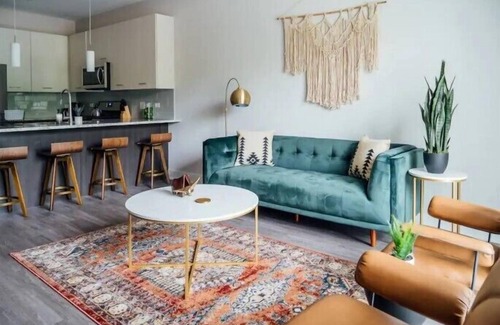 Forestview Apartment | Bright Stylish 2BR Apt in Oak Brook