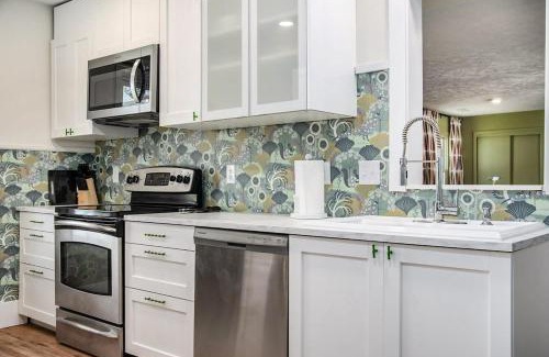 Aksarben - Elmwood Park House | Bright & Stylish 4BR Spot - Close to Downtown Fun