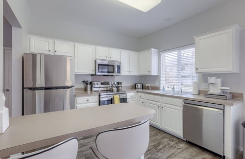 McArdle House | Bright, stylish, clean and close to every convenience!