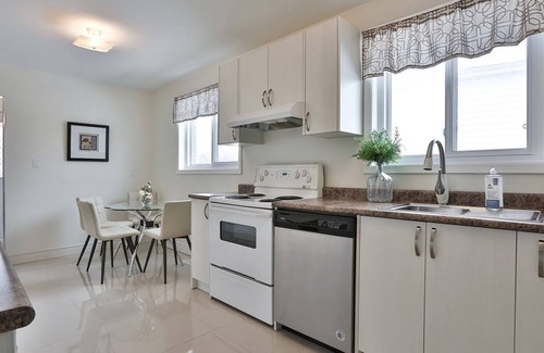 Newmarket House | Bright, Stylish & Cozy 3 Bedroom House in a Great Location!