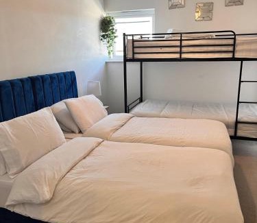 Chatham House | Bright & Stylish en-suite bedroom suitable for singles, couples, and families in a 2bed apartment