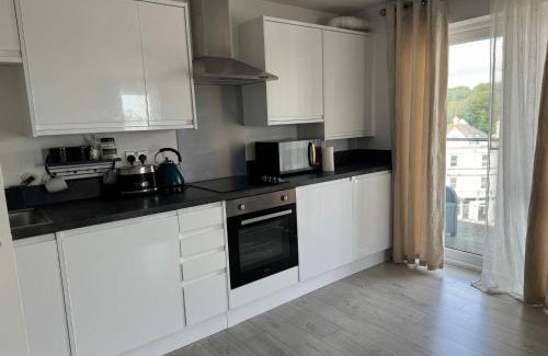 Chatham House | Bright & Stylish en-suite bedroom suitable for singles, couples, and families in a 2bed apartment