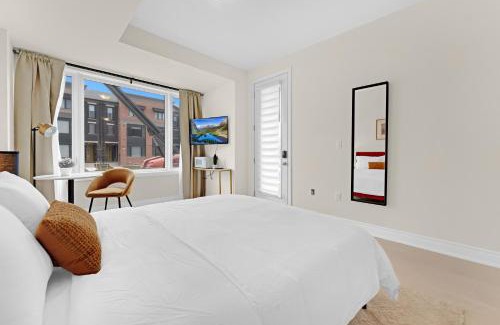 Oakville Apartment | Bright & Stylish Modern Townhome in Oakville!