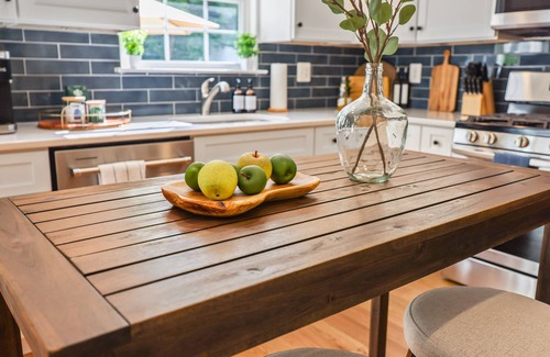 Highlands House | Bright & Stylish ShoreHouse w King Beds, 15min Walk to Beach, 2 Blocks to Dining