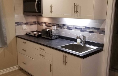Willowdale House | BRIGHT SUITE Conveniently located