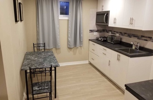 Willowdale House | BRIGHT SUITE Conveniently located