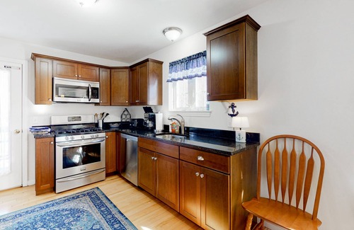 Freeport House | Bright townhome with private deck, full kitchen, WiFi, & washer/dryer