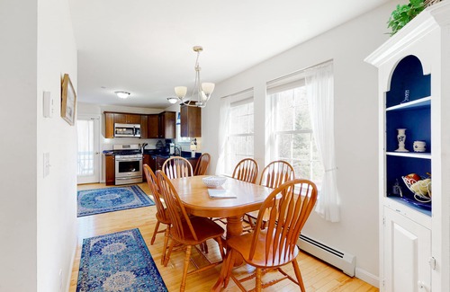 Freeport House | Bright townhome with private deck, full kitchen, WiFi, & washer/dryer