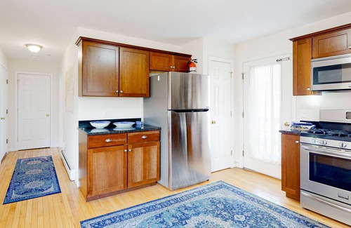 Freeport House | Bright townhome with private deck, full kitchen, WiFi, & washer/dryer