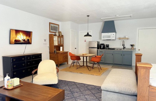Central Oklahoma City Apartment | Bright Trendy Studio 9min to Asia District