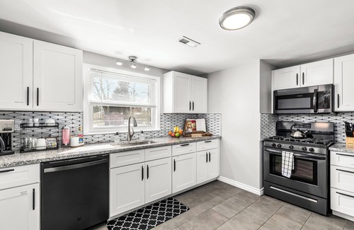 Shelby Township Apartment | Bright & Spacious 2BR | Huge Backyard | Shelby Twp