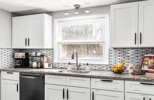 Shelby Township Apartment | Bright & Spacious 2BR | Huge Backyard | Shelby Twp