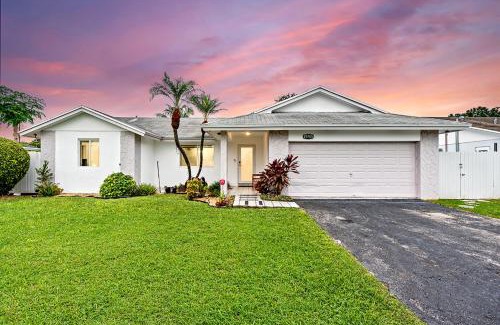 Homestead House | Bright Villa, Heated Pool, 2 Kings, by Everglades, Biscayne & Keys