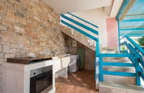 Torre Suda Villa | Bright villa with swimming pool surrounded by greenery near the sea