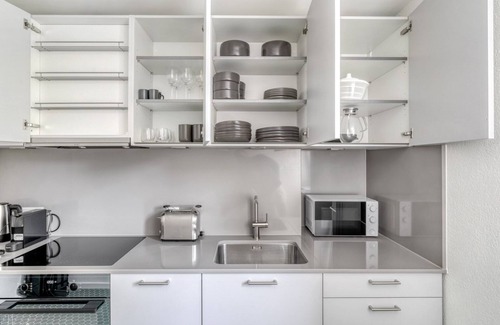 Hottingen Apartment | Bright Weinegg 2.5 Room w/Storage, 10 mins to Seefeld, by Blueground