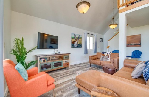 Saratoga House | Bright Wyoming Retreat with Deck and Mountain Views!